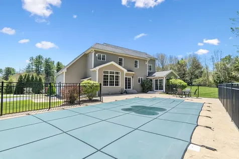 17 Mcqueston Drive Auburn NH 03032