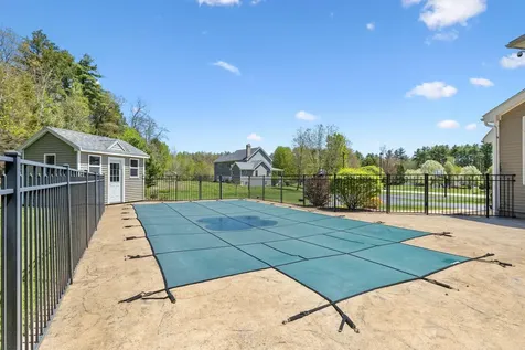 17 Mcqueston Drive Auburn NH 03032
