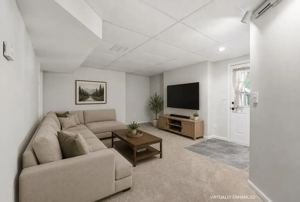 16 Hillsboro Circle Milford NH 03055