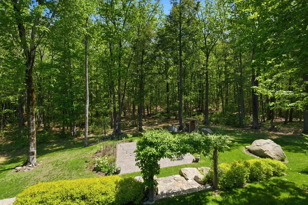 16 Hillsboro Circle Milford NH 03055