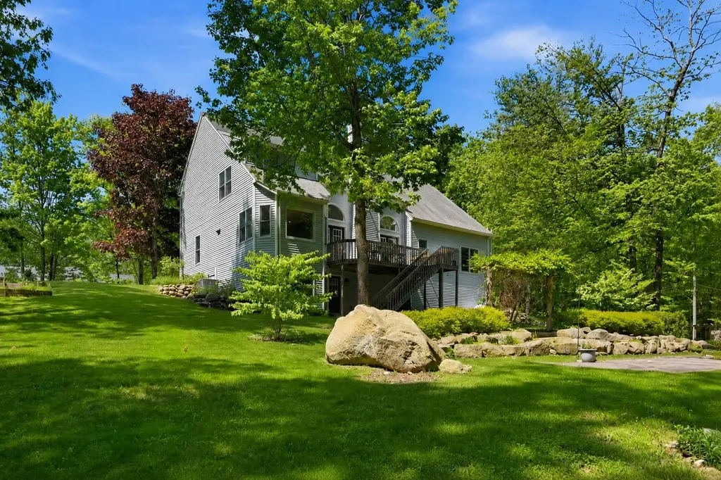 16 Hillsboro Circle Milford NH 03055