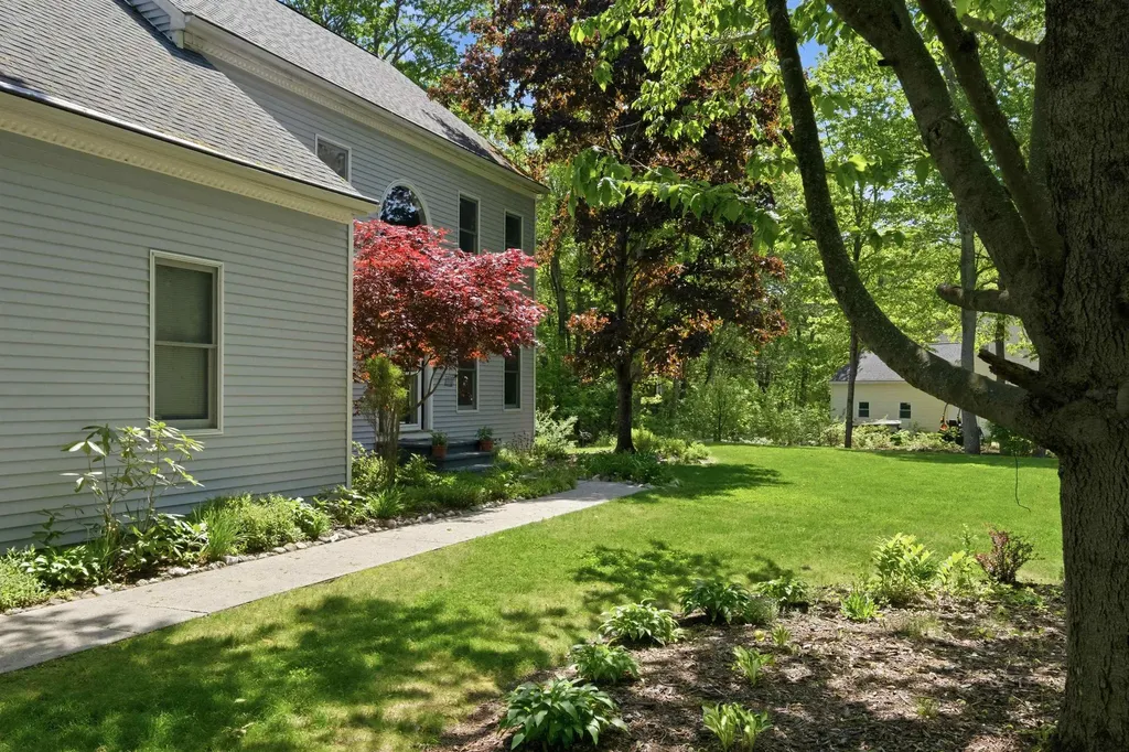 16 Hillsboro Circle Milford NH 03055