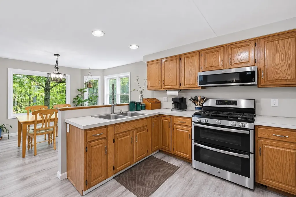 16 Hillsboro Circle Milford NH 03055