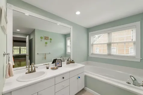 32 Drakes Landing Hampton NH 03842