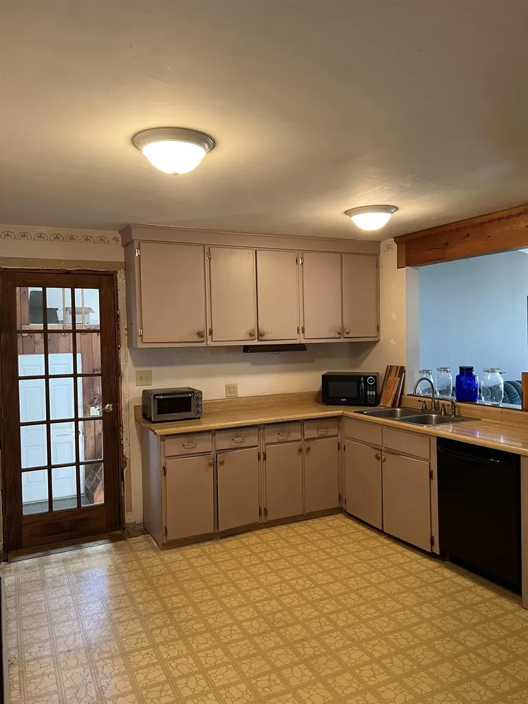 8 Hooker Street Nashua NH 03064