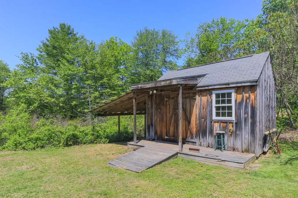 12 Mountain View Road Deerfield NH 03037