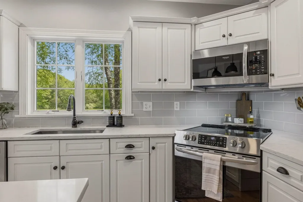21 Willowbrook Avenue Greenland NH 03840