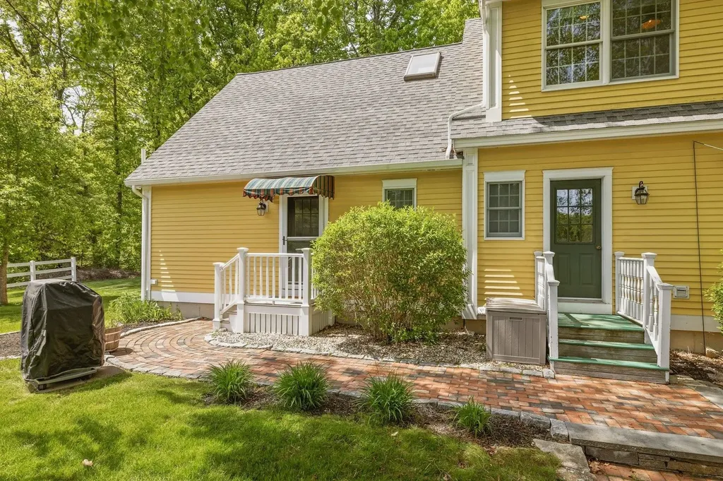 21 Willowbrook Avenue Greenland NH 03840