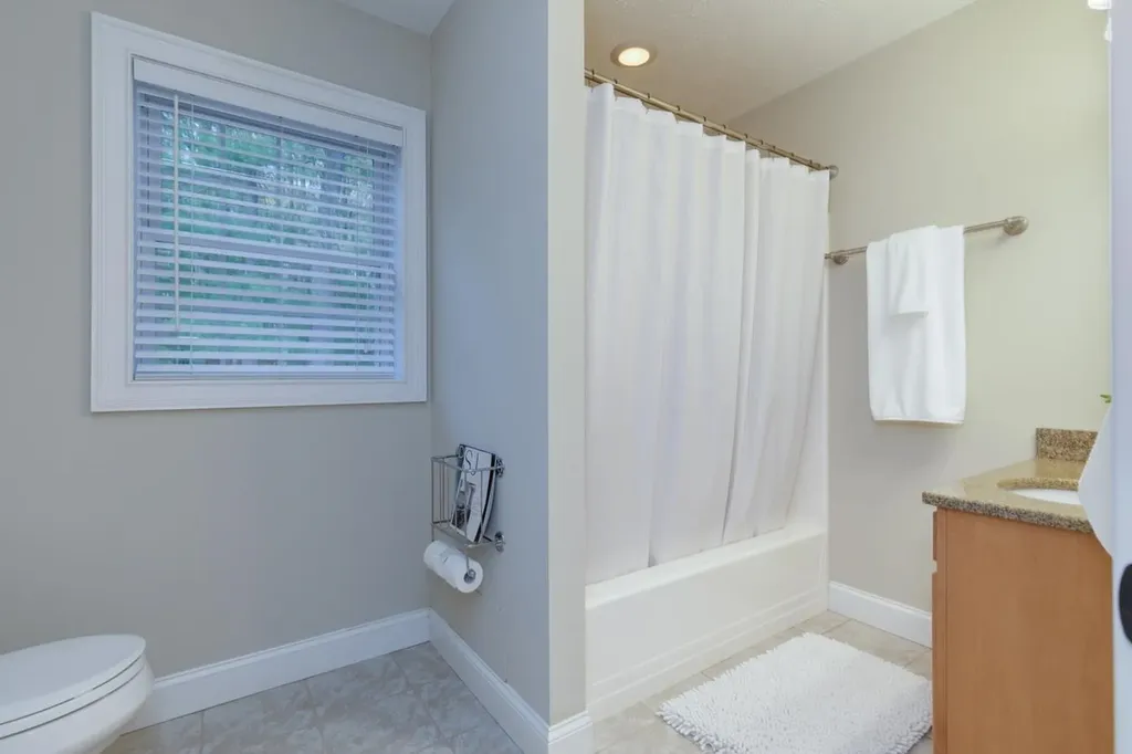5 Glastombury Drive Sandown NH 03873