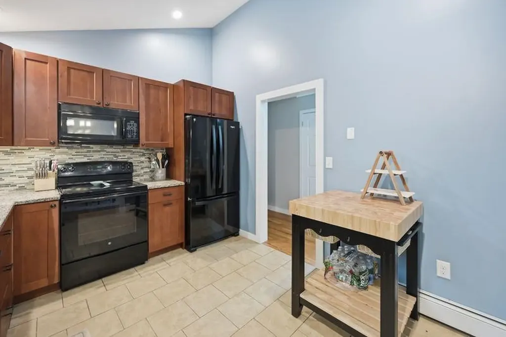 10 Hillside Road Kingston NH 03848
