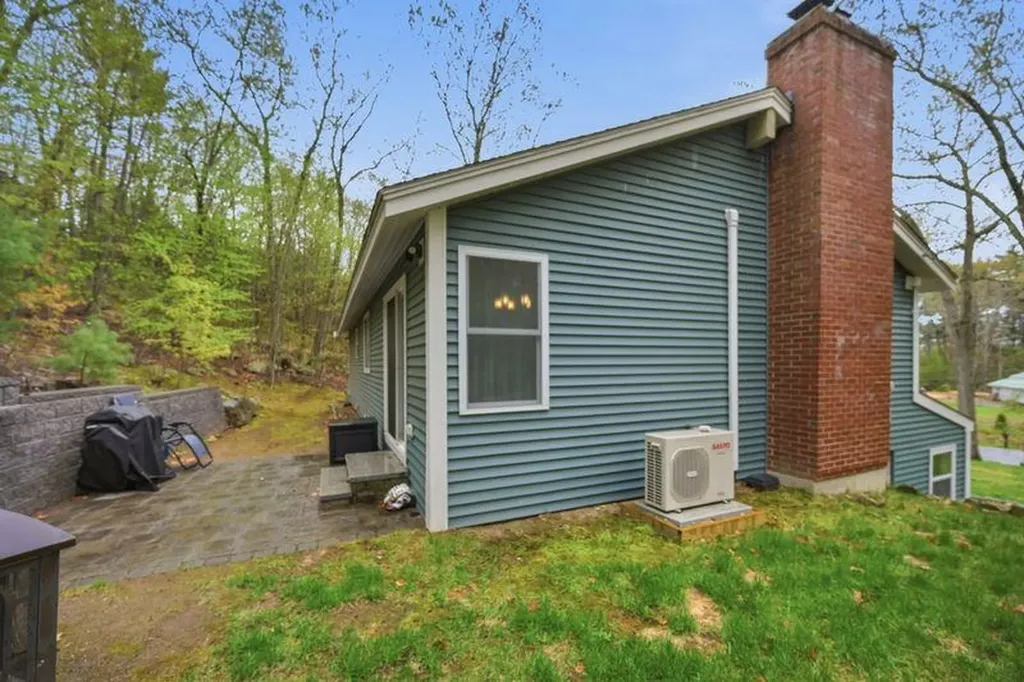 10 Hillside Road Kingston NH 03848