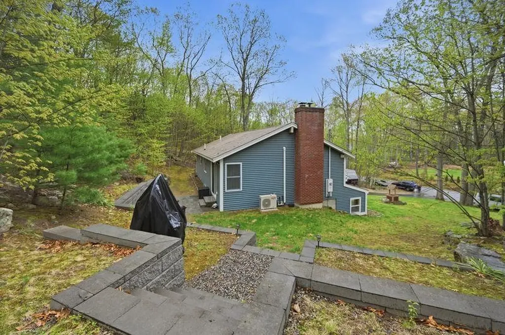 10 Hillside Road Kingston NH 03848