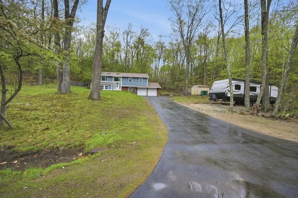 10 Hillside Road Kingston NH 03848
