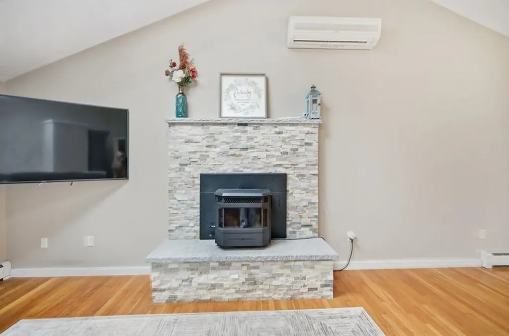 10 Hillside Road Kingston NH 03848