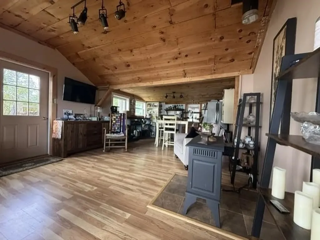 85 Island Drive Bridport VT 05734-9300