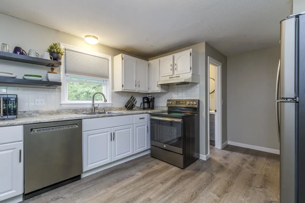 8 Midridge Circle Londonderry NH 03053