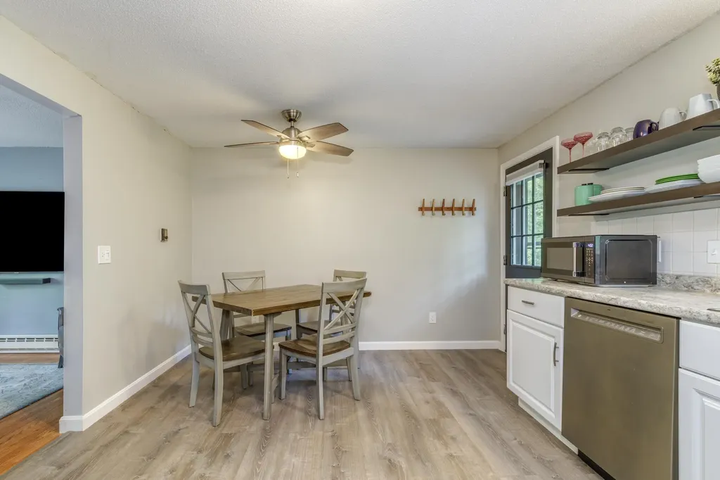 8 Midridge Circle Londonderry NH 03053
