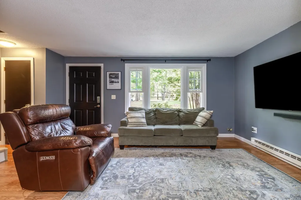 8 Midridge Circle Londonderry NH 03053