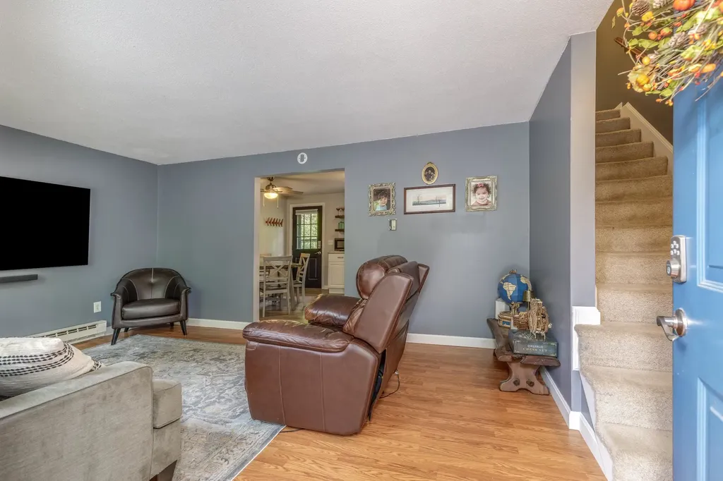 8 Midridge Circle Londonderry NH 03053