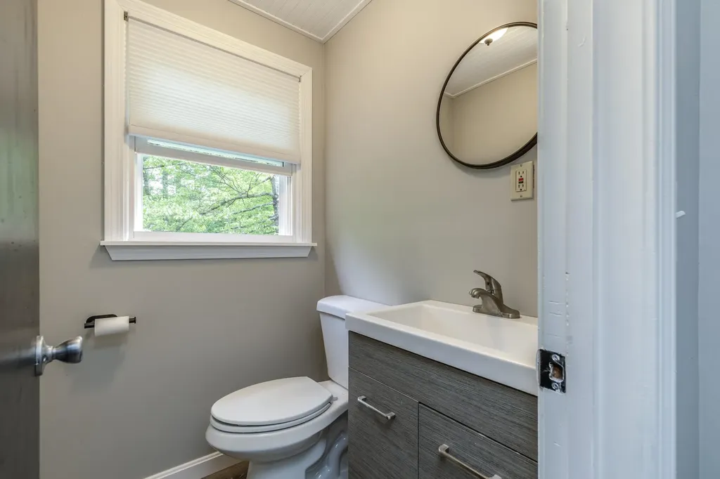 8 Midridge Circle Londonderry NH 03053