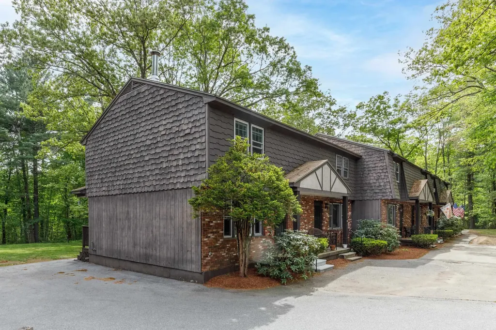 8 Midridge Circle Londonderry NH 03053