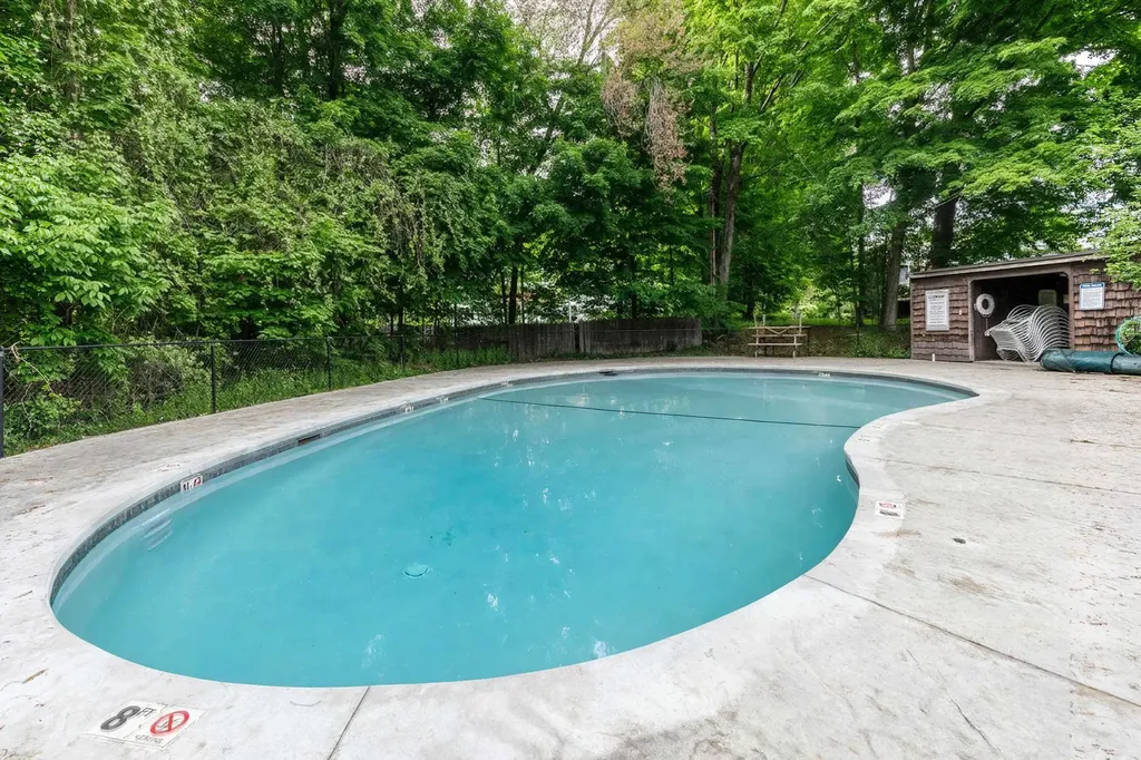 8 Midridge Circle Londonderry NH 03053