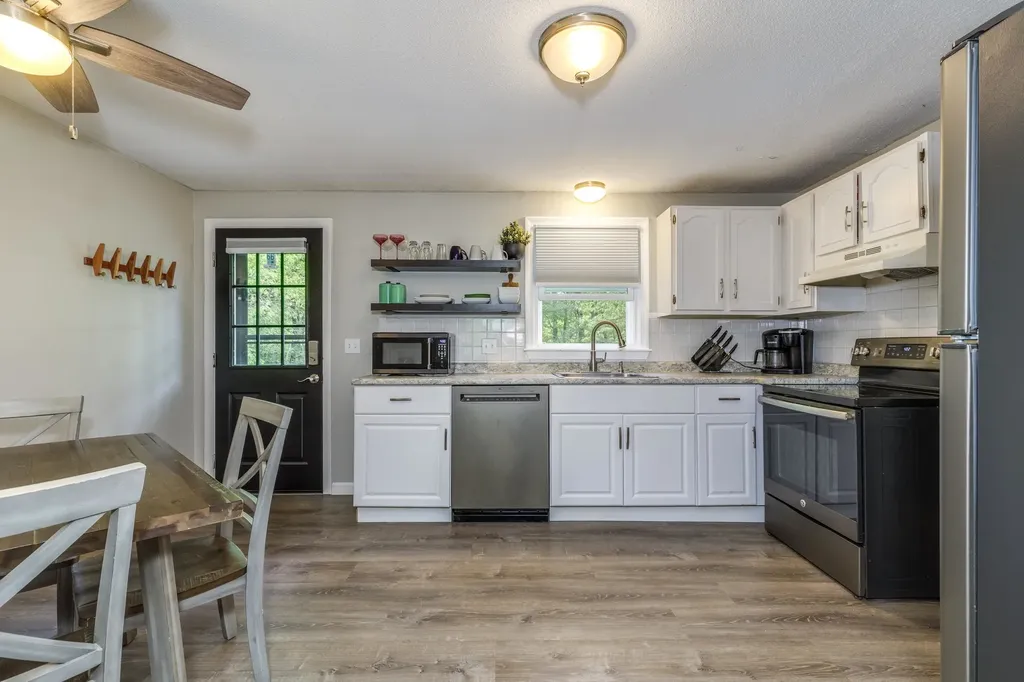 8 Midridge Circle Londonderry NH 03053