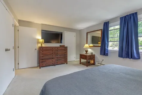 8 Midridge Circle Londonderry NH 03053