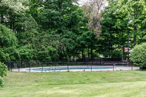 8 Midridge Circle Londonderry NH 03053