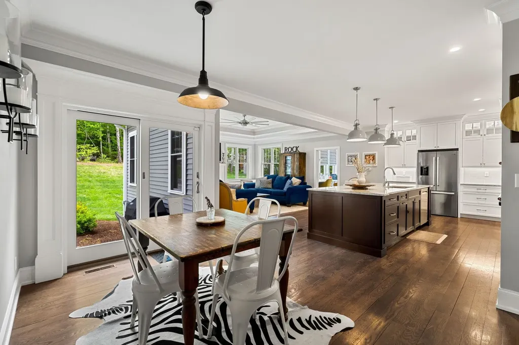 10 Lilac Court Bedford NH 03110