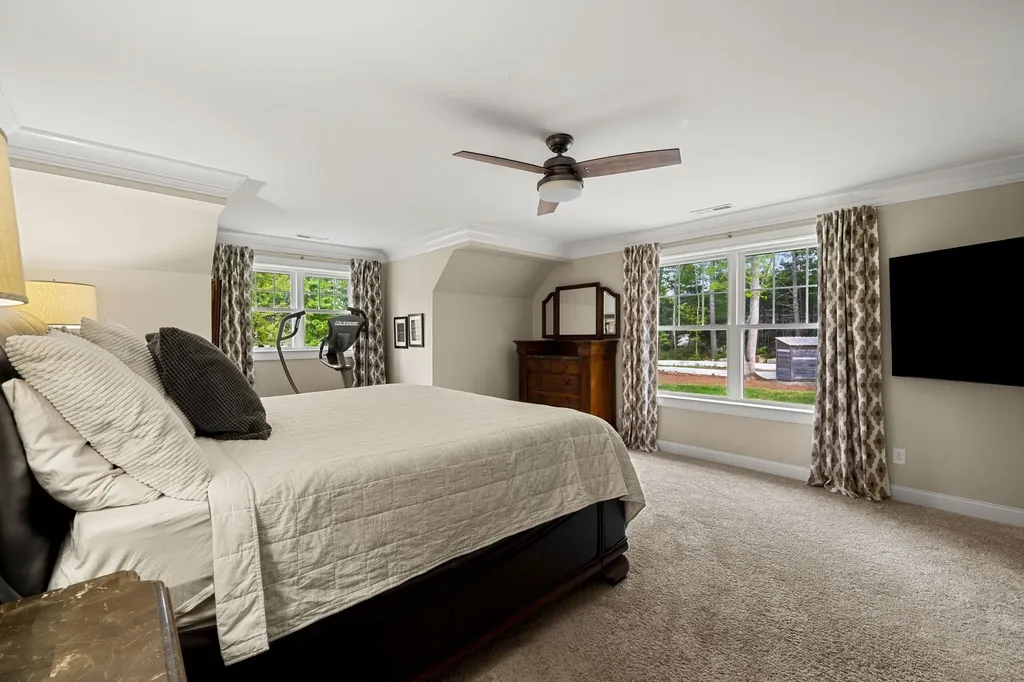 10 Lilac Court Bedford NH 03110