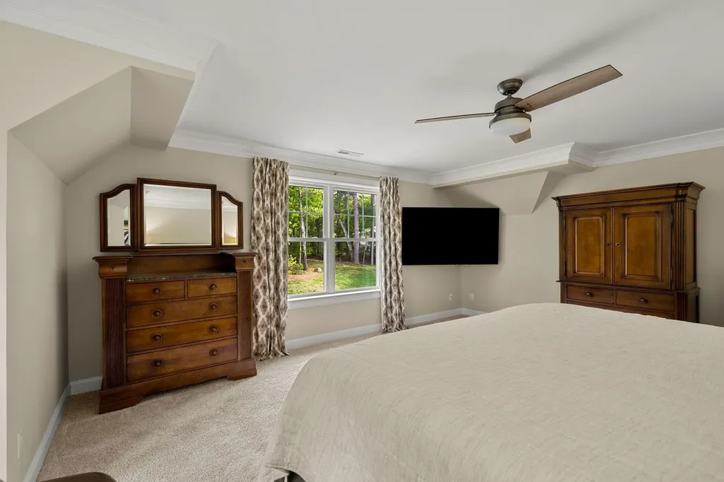10 Lilac Court Bedford NH 03110