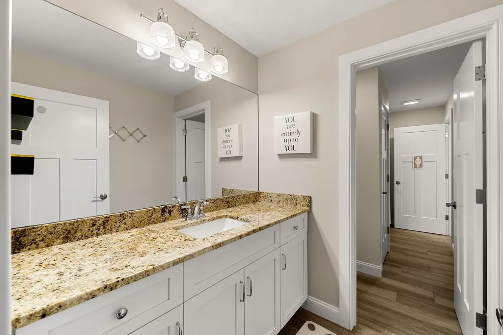 10 Lilac Court Bedford NH 03110