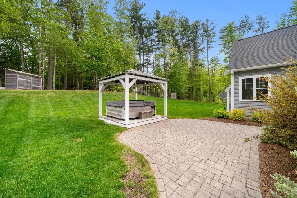 10 Lilac Court Bedford NH 03110