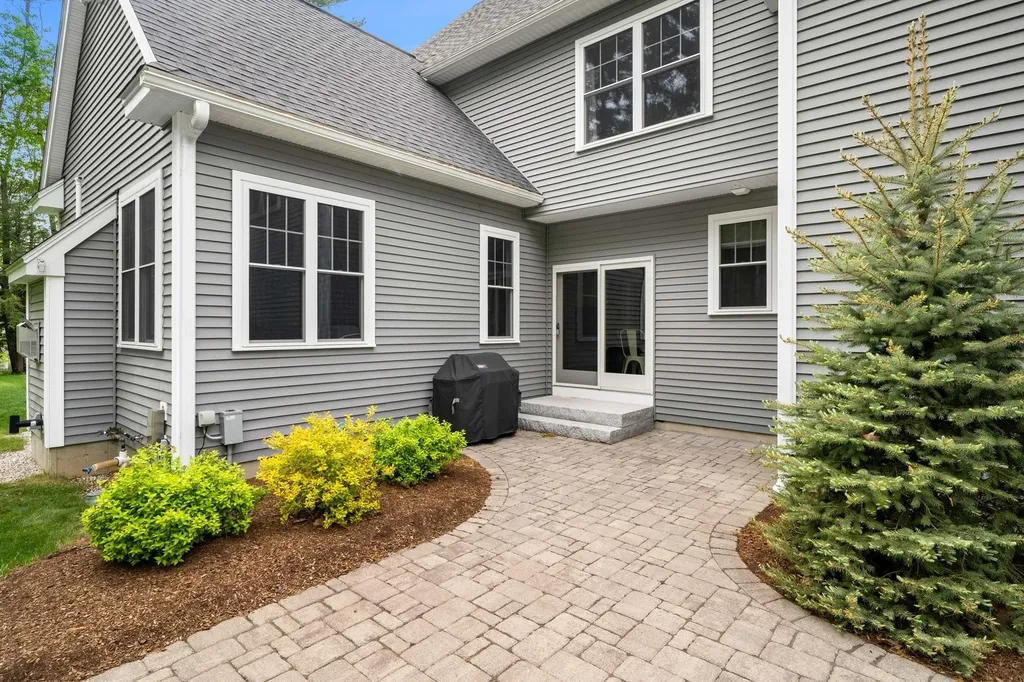 10 Lilac Court Bedford NH 03110