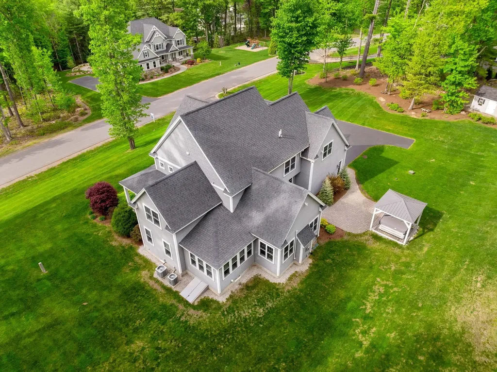 10 Lilac Court Bedford NH 03110