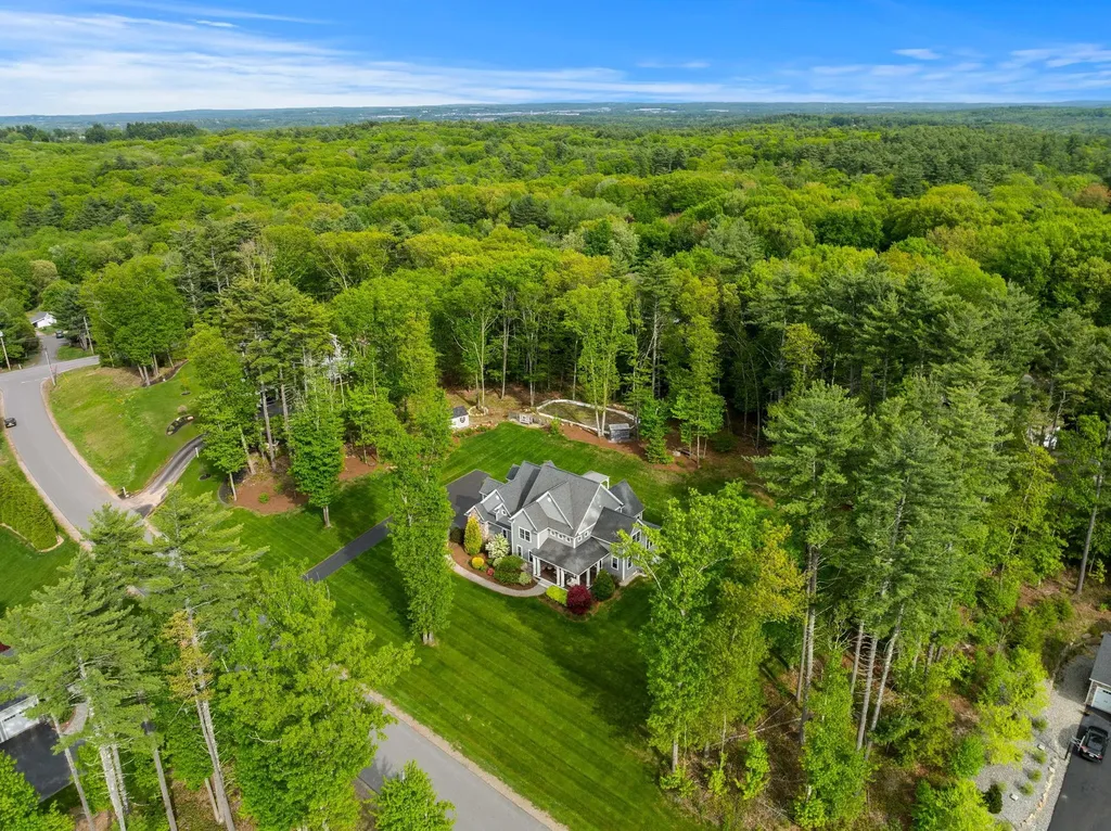 10 Lilac Court Bedford NH 03110