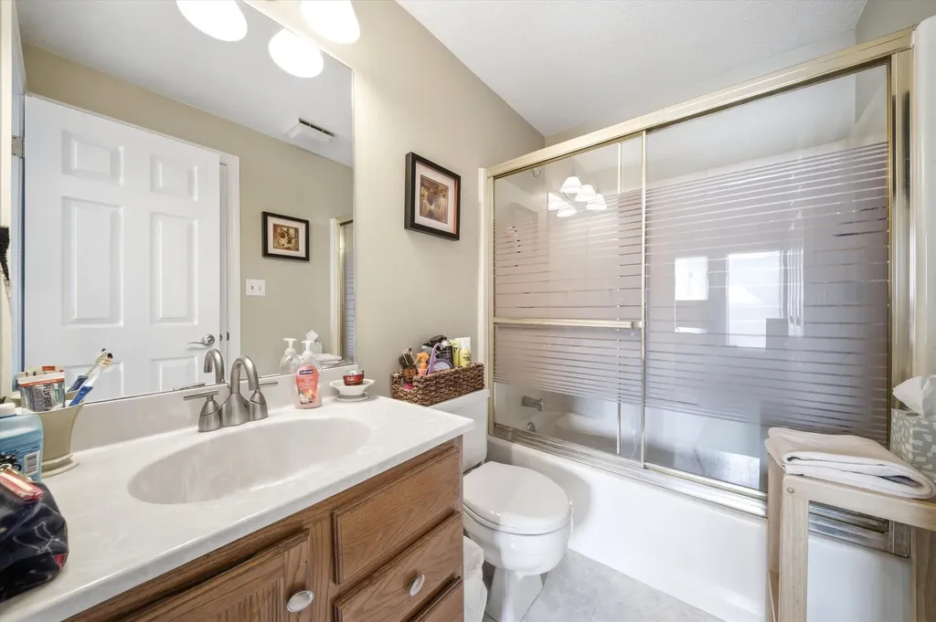 16 Salisbury Road Nashua NH 03064
