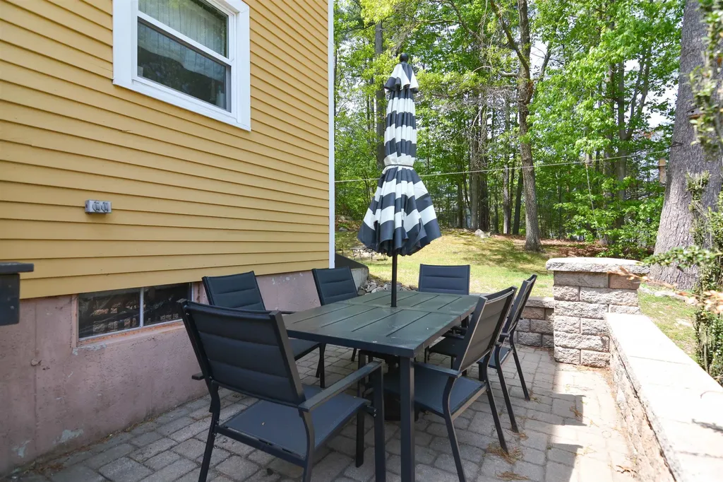 11 Beaujolais Drive Nashua NH 03062