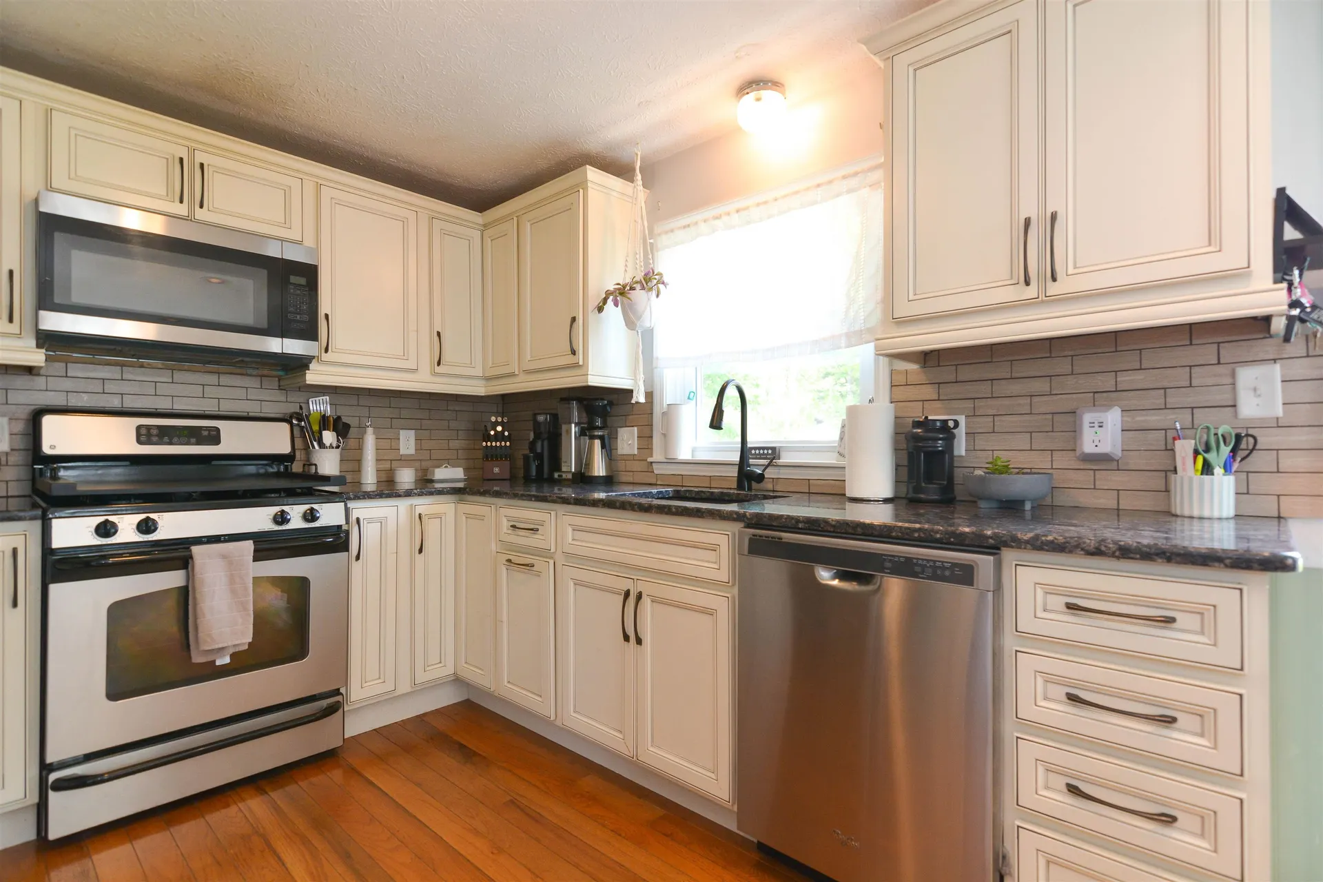 11 Beaujolais Drive Nashua NH 03062