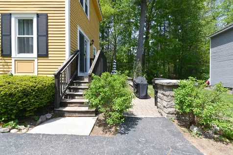 11 Beaujolais Drive Nashua NH 03062