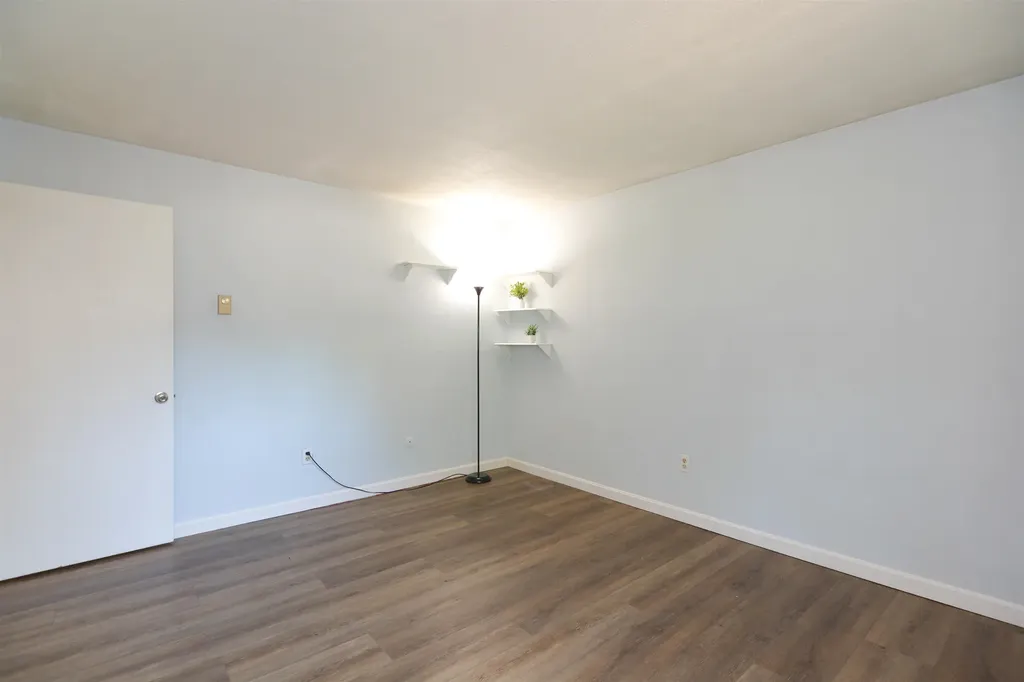 189 N. Capitol Hill Drive Londonderry NH 03053