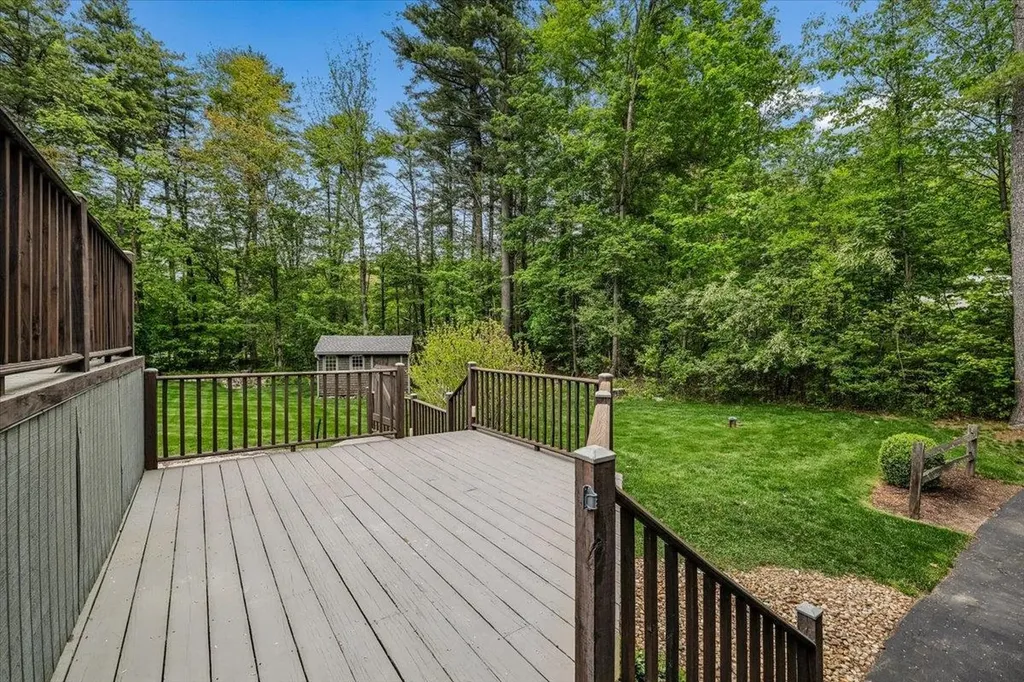 1 Dresden Way Londonderry NH 03053