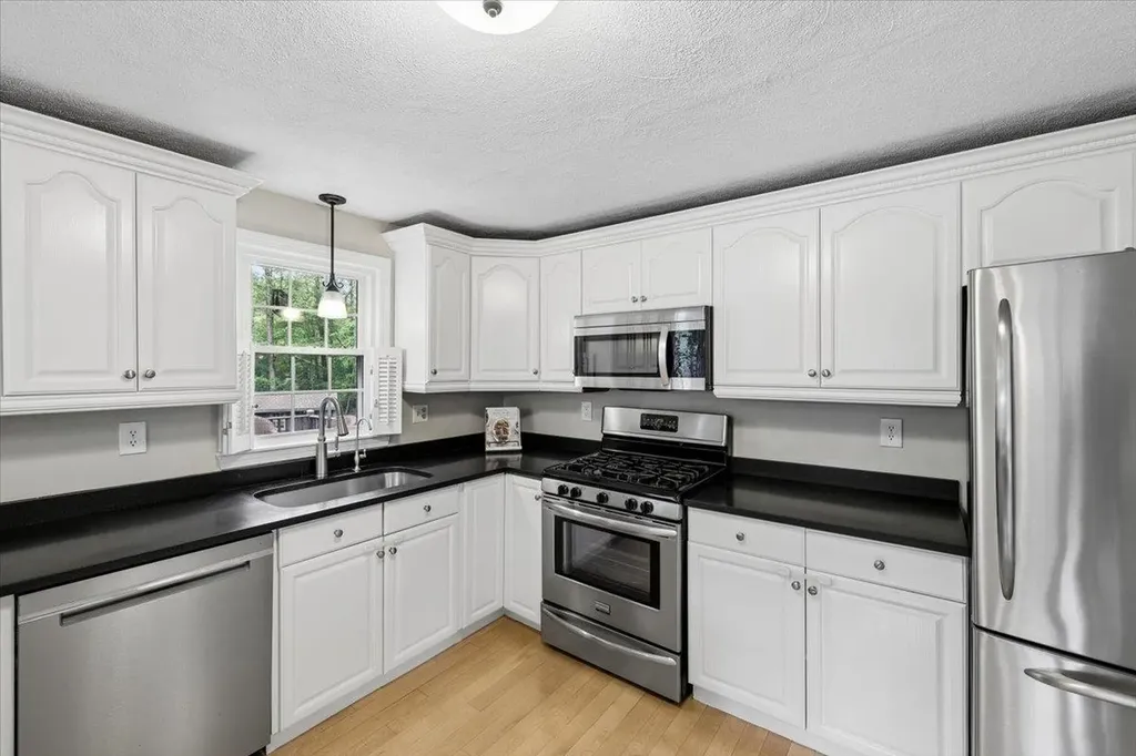 1 Dresden Way Londonderry NH 03053