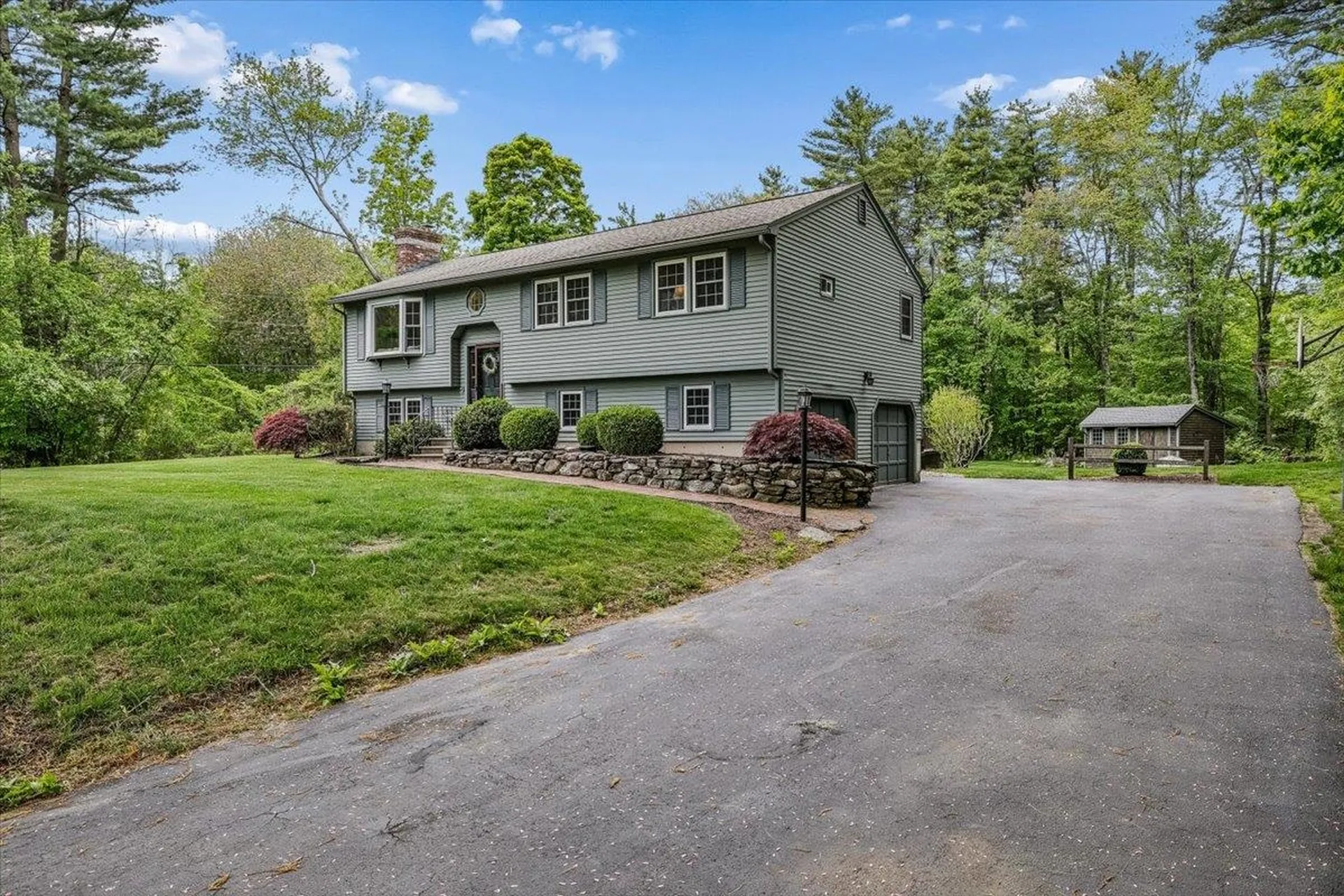 1 Dresden Way Londonderry NH 03053