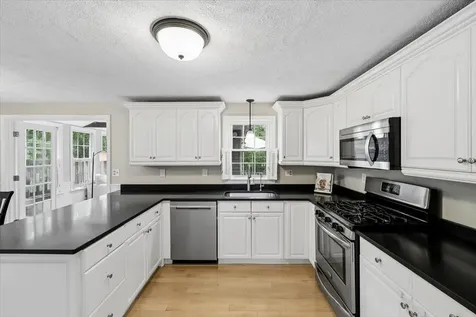 1 Dresden Way Londonderry NH 03053
