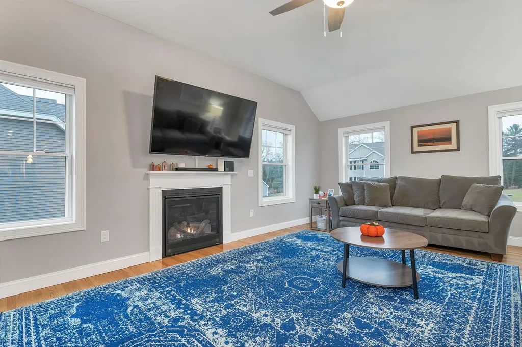 158 Standish Lane Hudson NH 03051