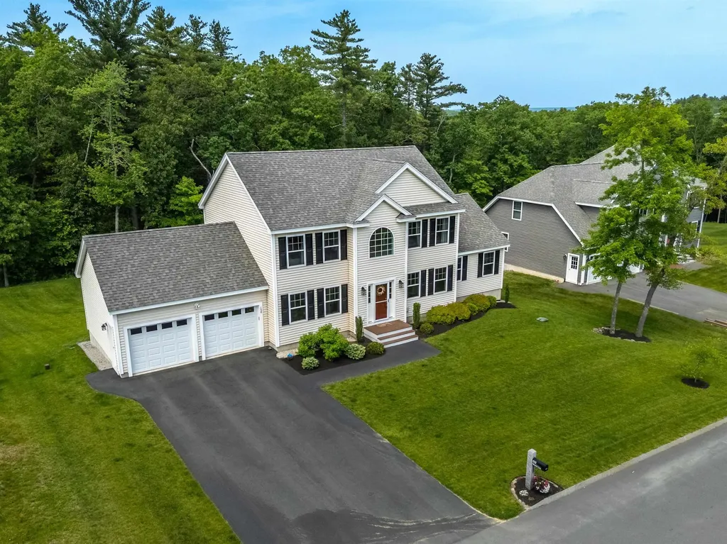 158 Standish Lane Hudson NH 03051