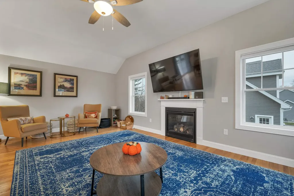 158 Standish Lane Hudson NH 03051
