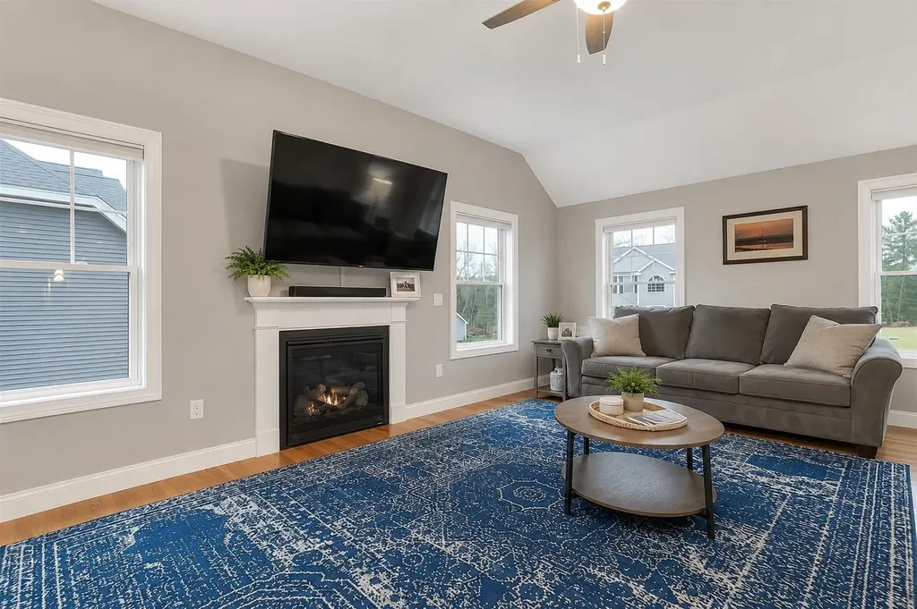 158 Standish Lane Hudson NH 03051